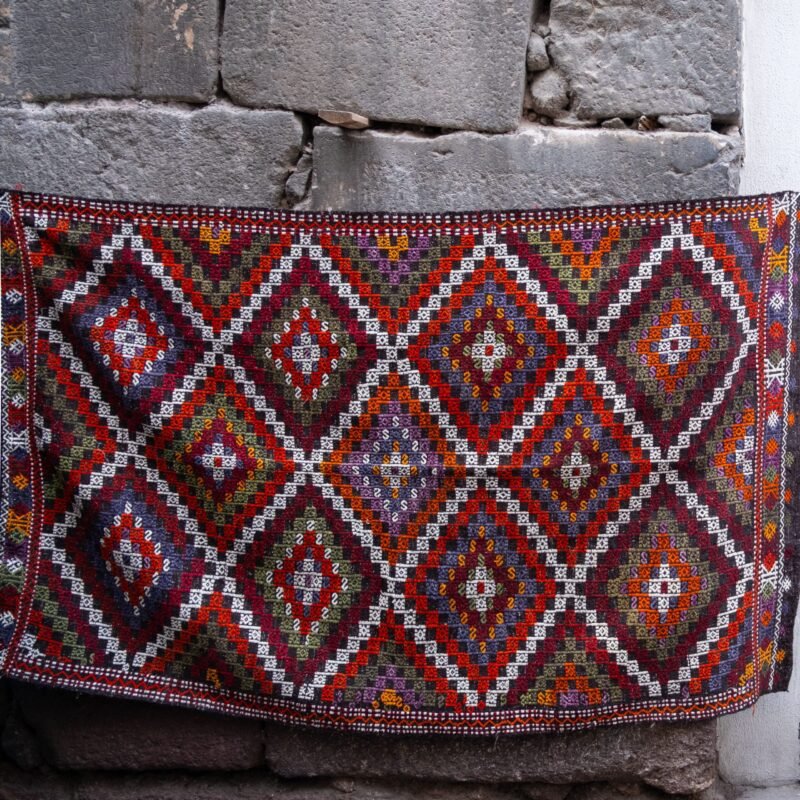 Camino de mesa bordado a mano